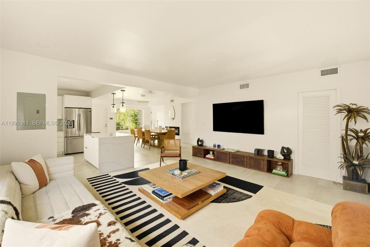 725 W 51st St - Photo 6 of 24