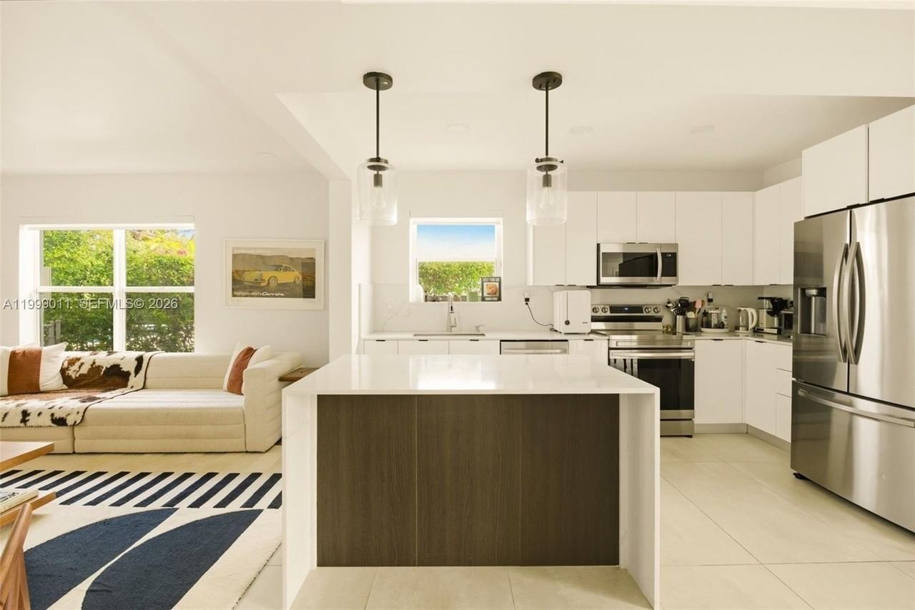 725 W 51st St - Photo 7 of 24