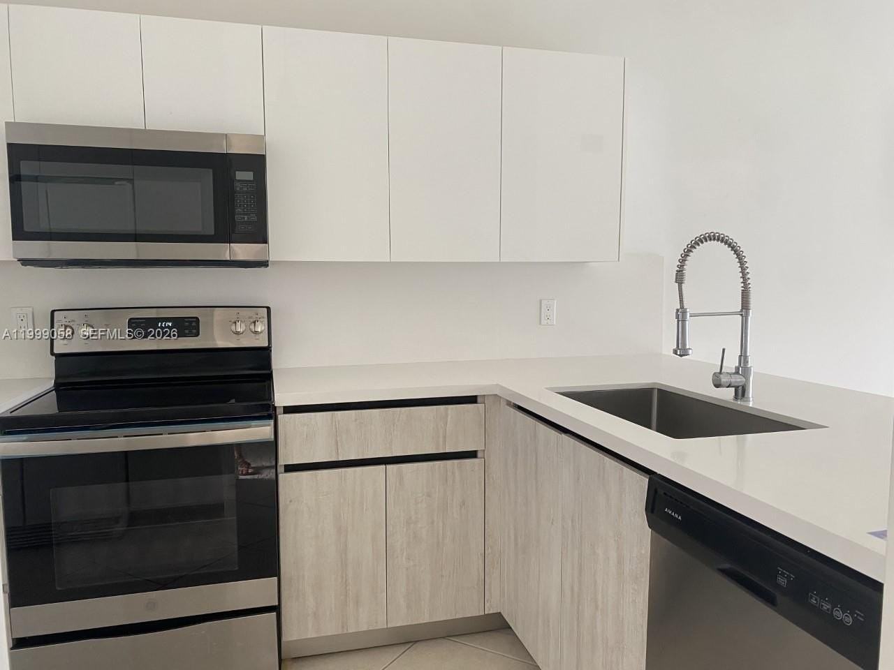 219 Se 8th St #601 - Photo 3 of 8