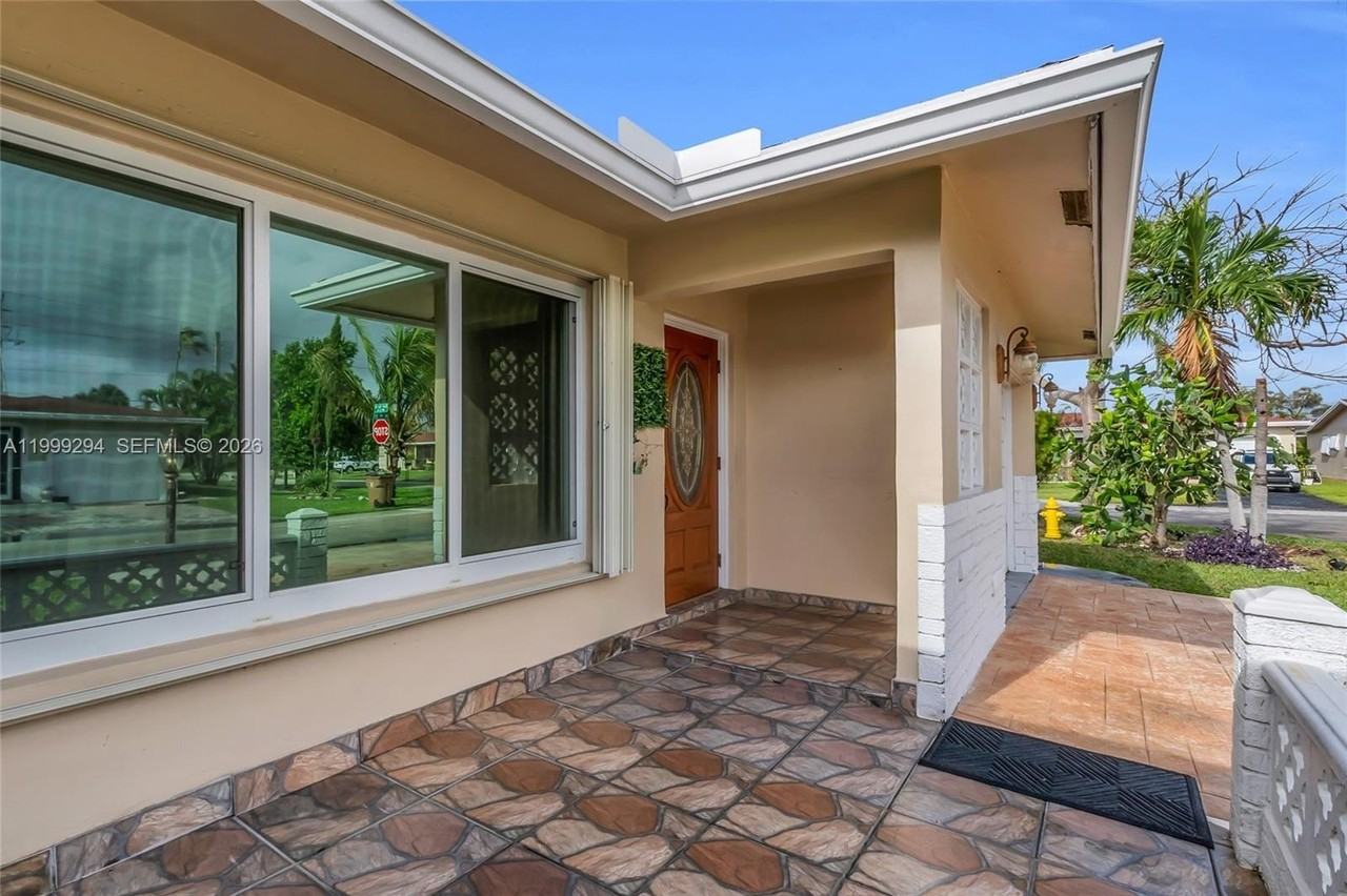 1280 Nw 49th St - Photo 4 of 29