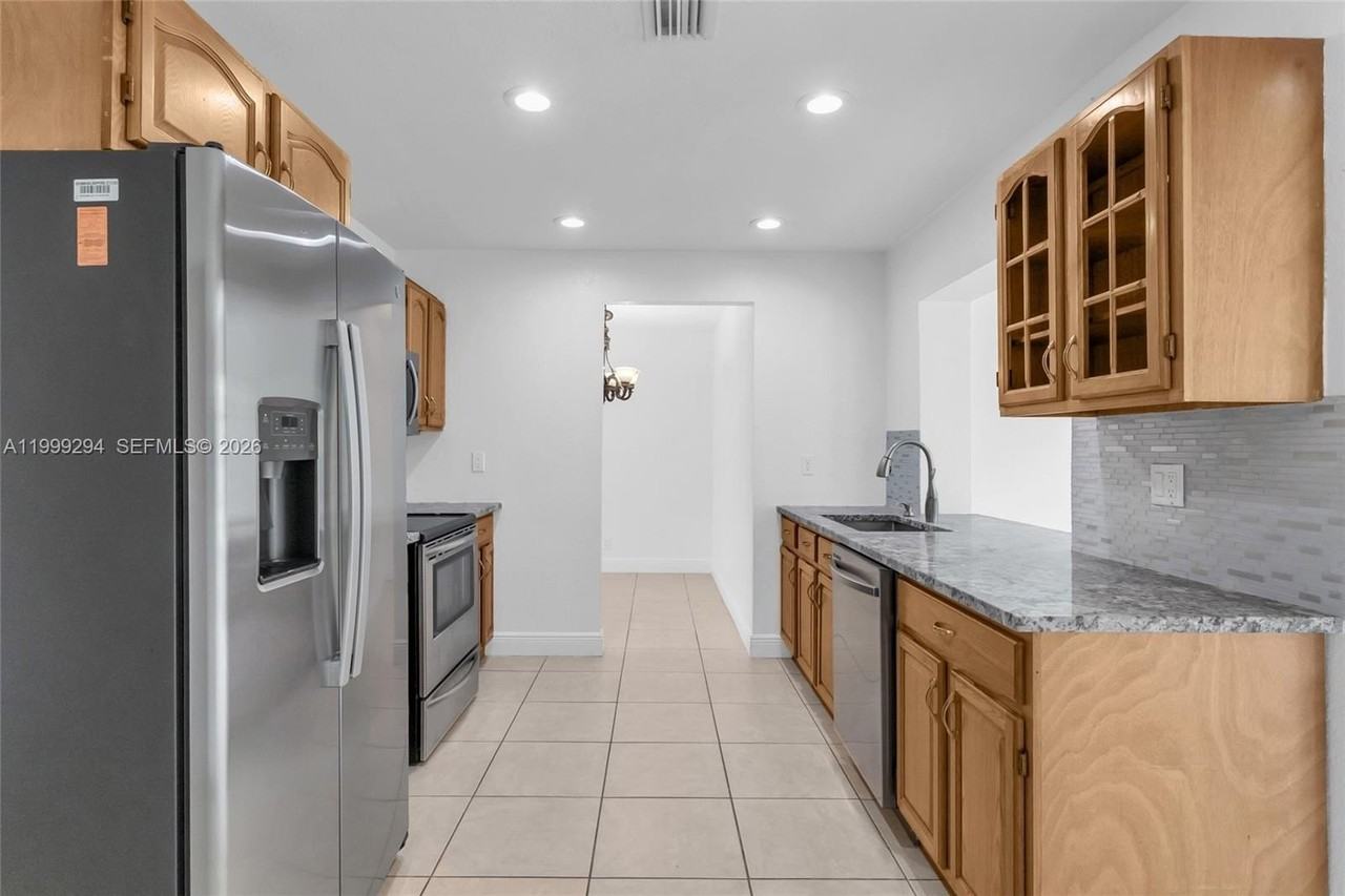 1280 Nw 49th St - Photo 7 of 29