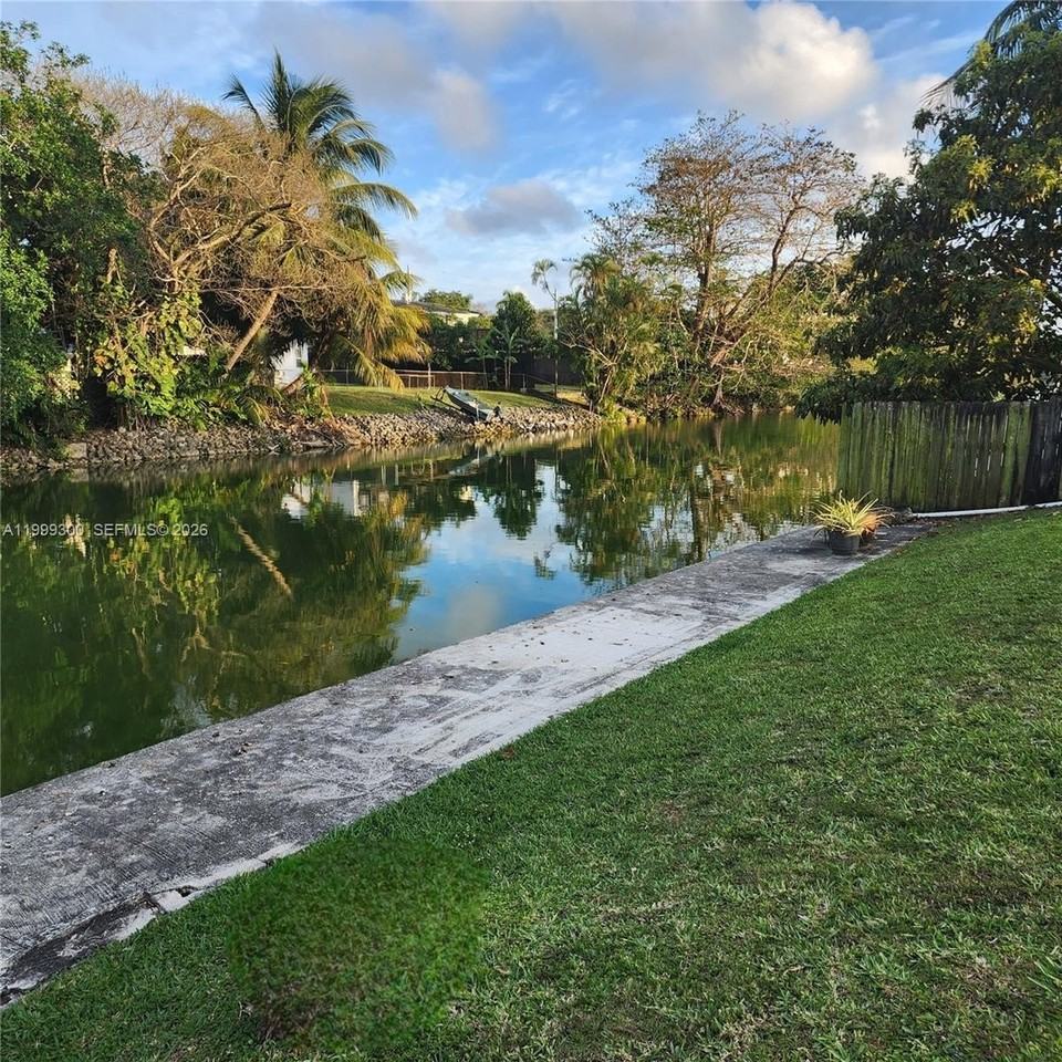 3325 S Lake Dr - Photo 2 of 9