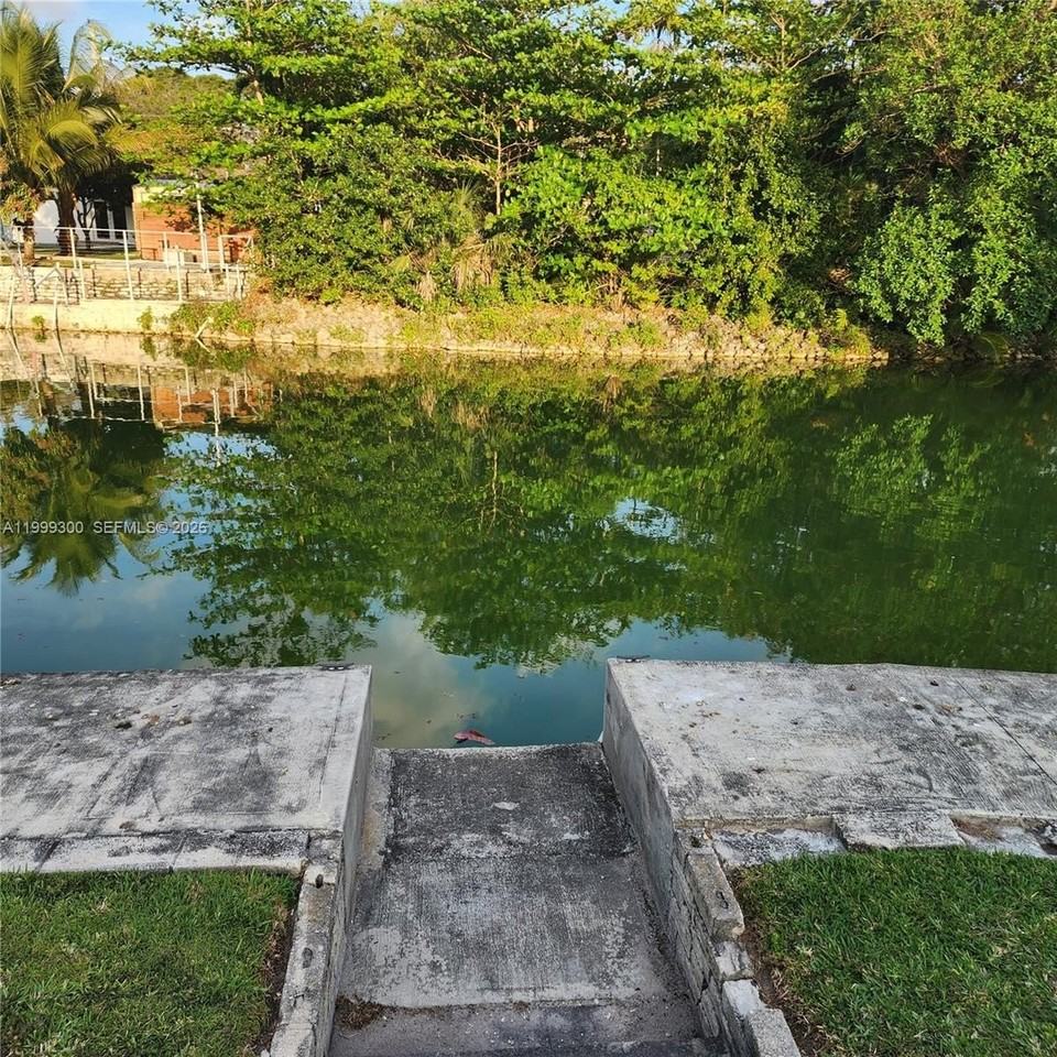 3325 S Lake Dr - Photo 3 of 9