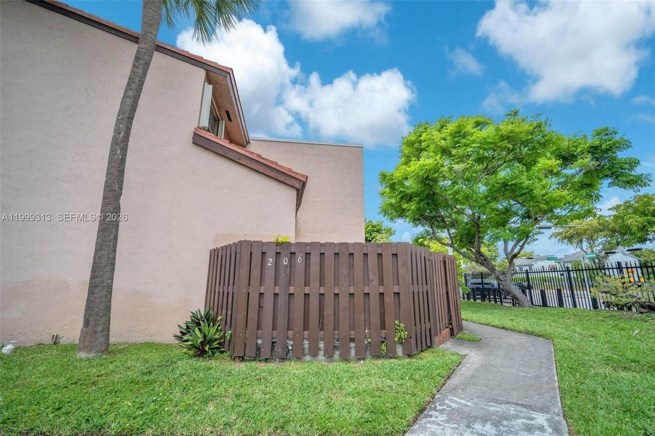 685 W Park Dr #206-11 - Photo 3 of 31