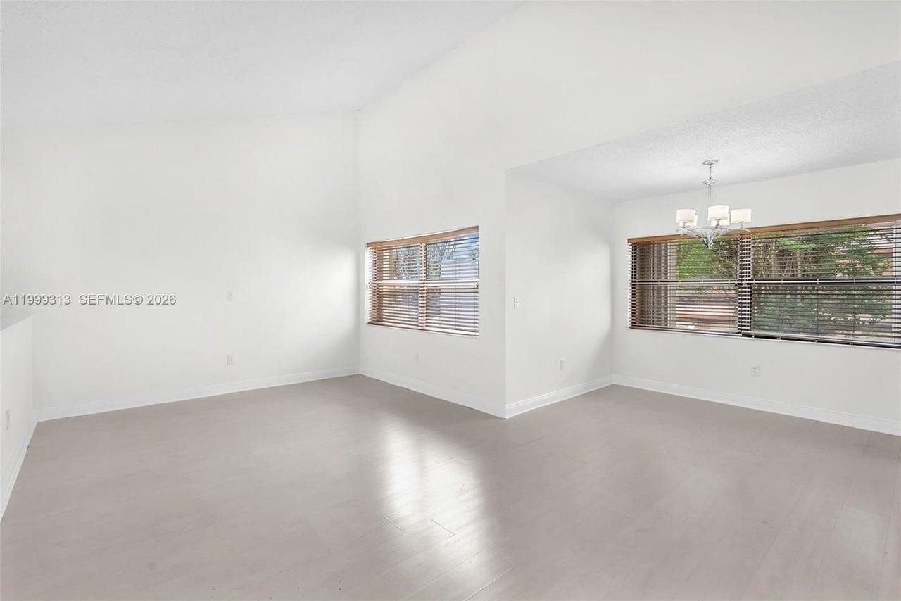 685 W Park Dr #206-11 - Photo 5 of 31