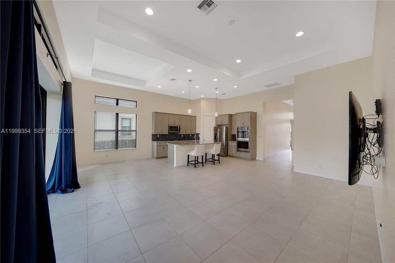 11815 Leon Cir N #11815 - Photo 3 of 29