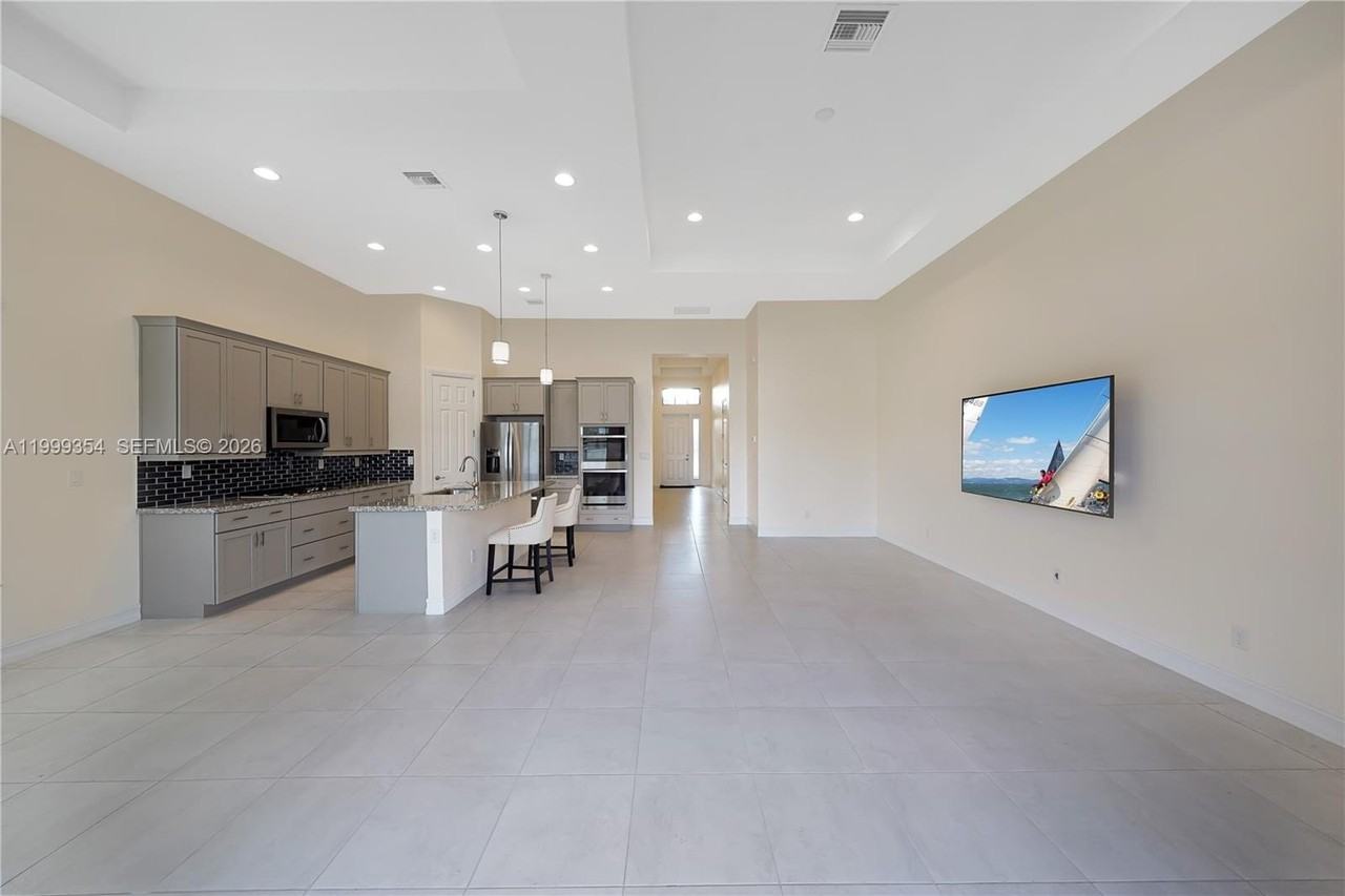 11815 Leon Cir N #11815 - Photo 4 of 29