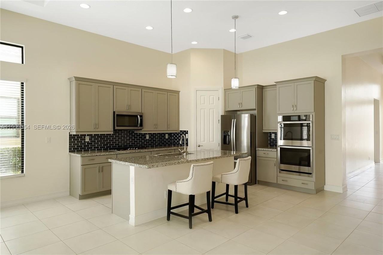 11815 Leon Cir N #11815 - Photo 6 of 29