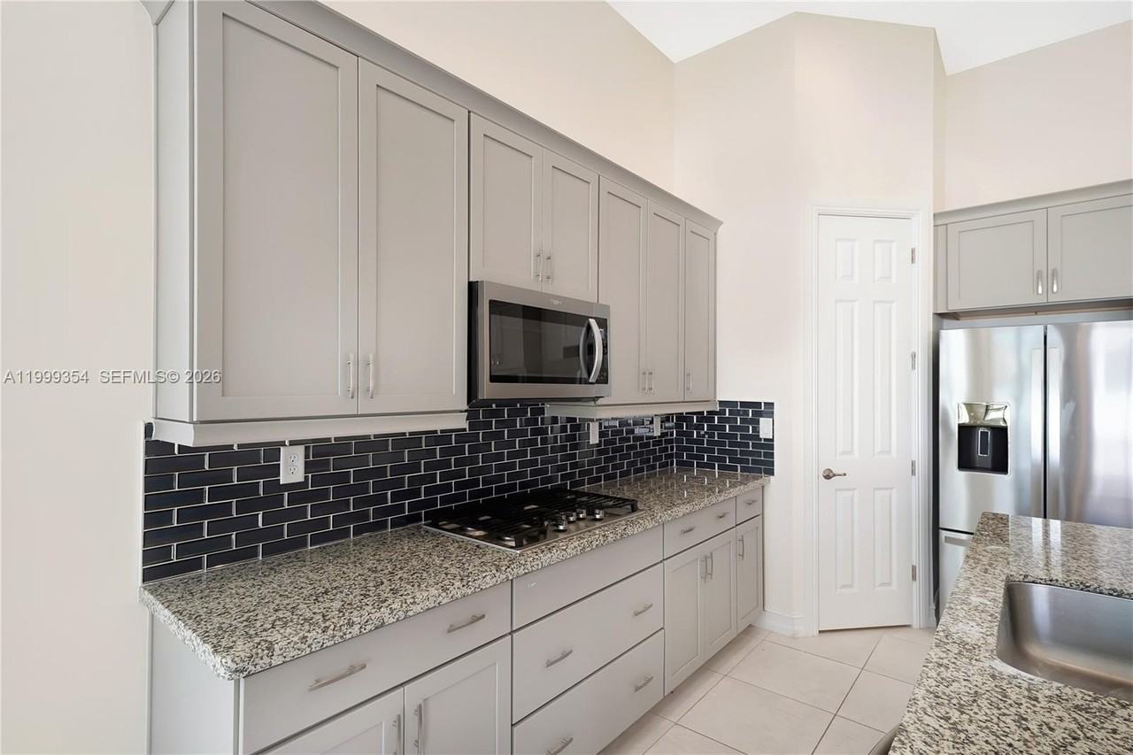 11815 Leon Cir N #11815 - Photo 7 of 29