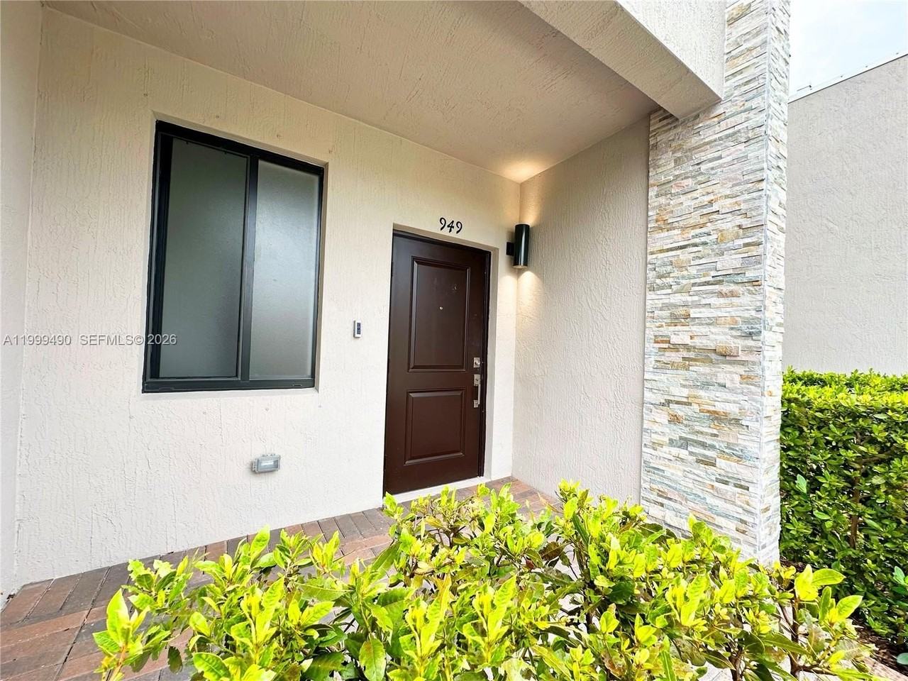 949 Ne 211th St - Photo 2 of 28