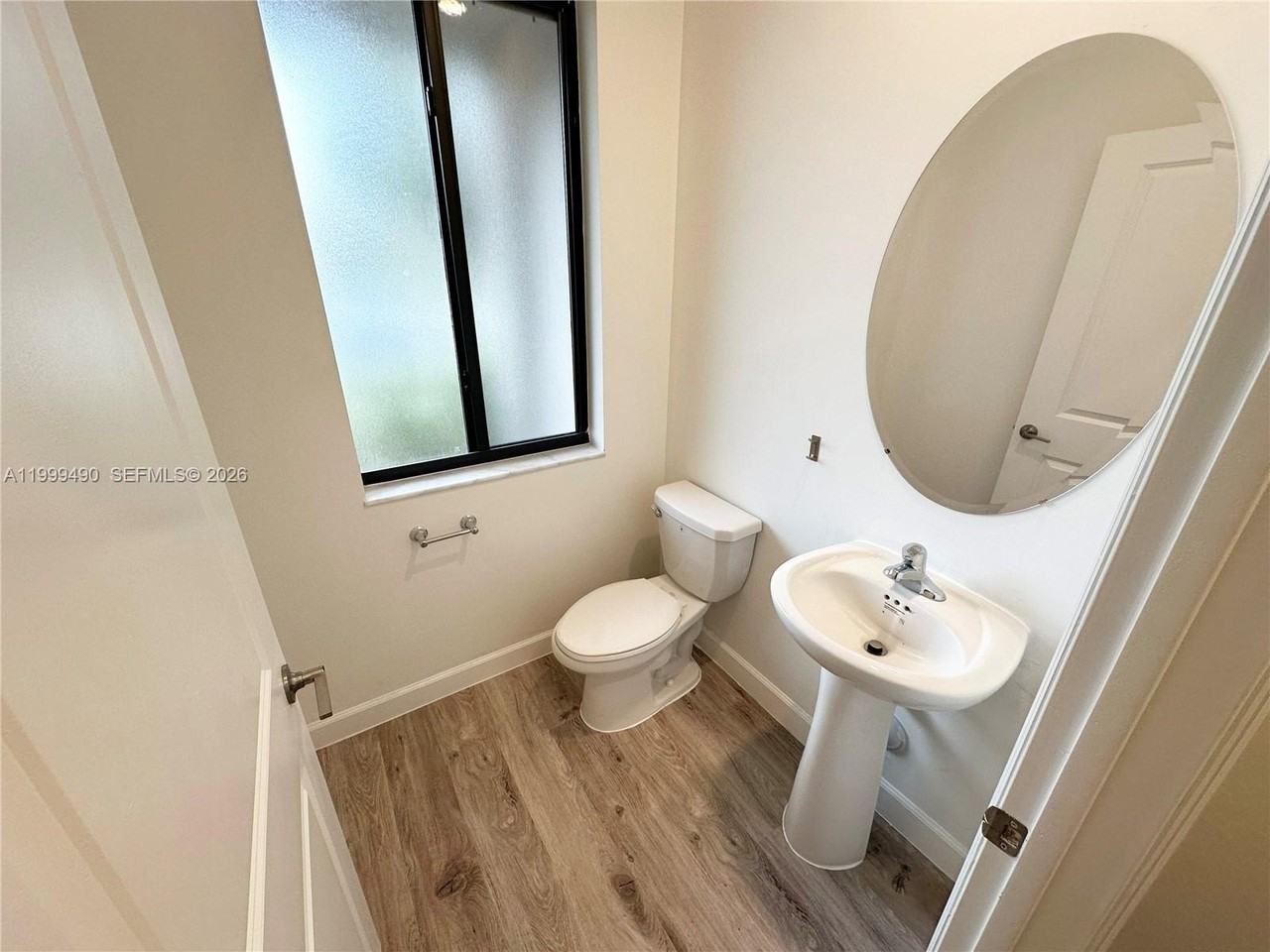 949 Ne 211th St - Photo 4 of 28