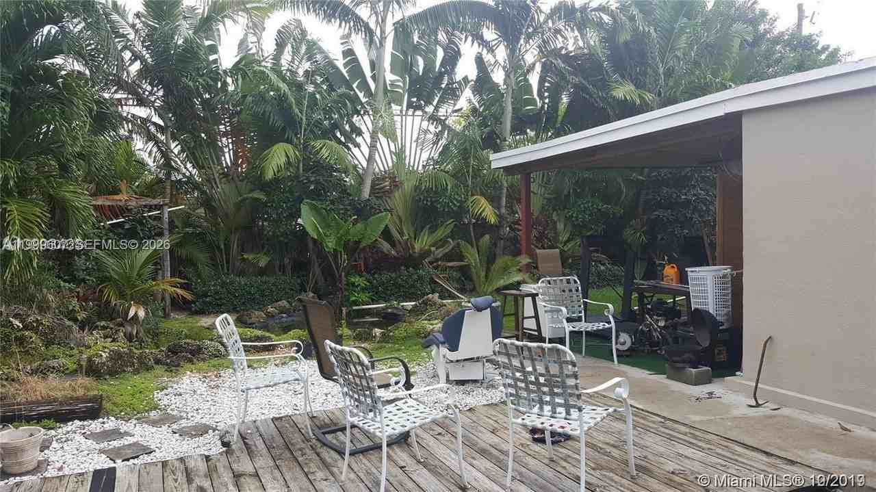 9841 Sw 48th St #1 - Photo 5 of 27