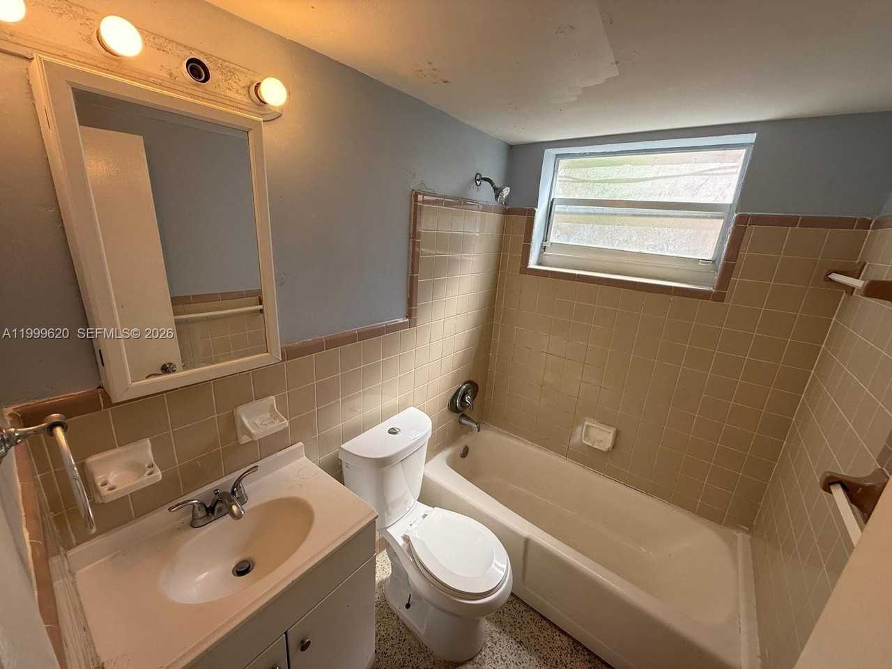 1646 Nw 2nd St #2 - Photo 3 of 8