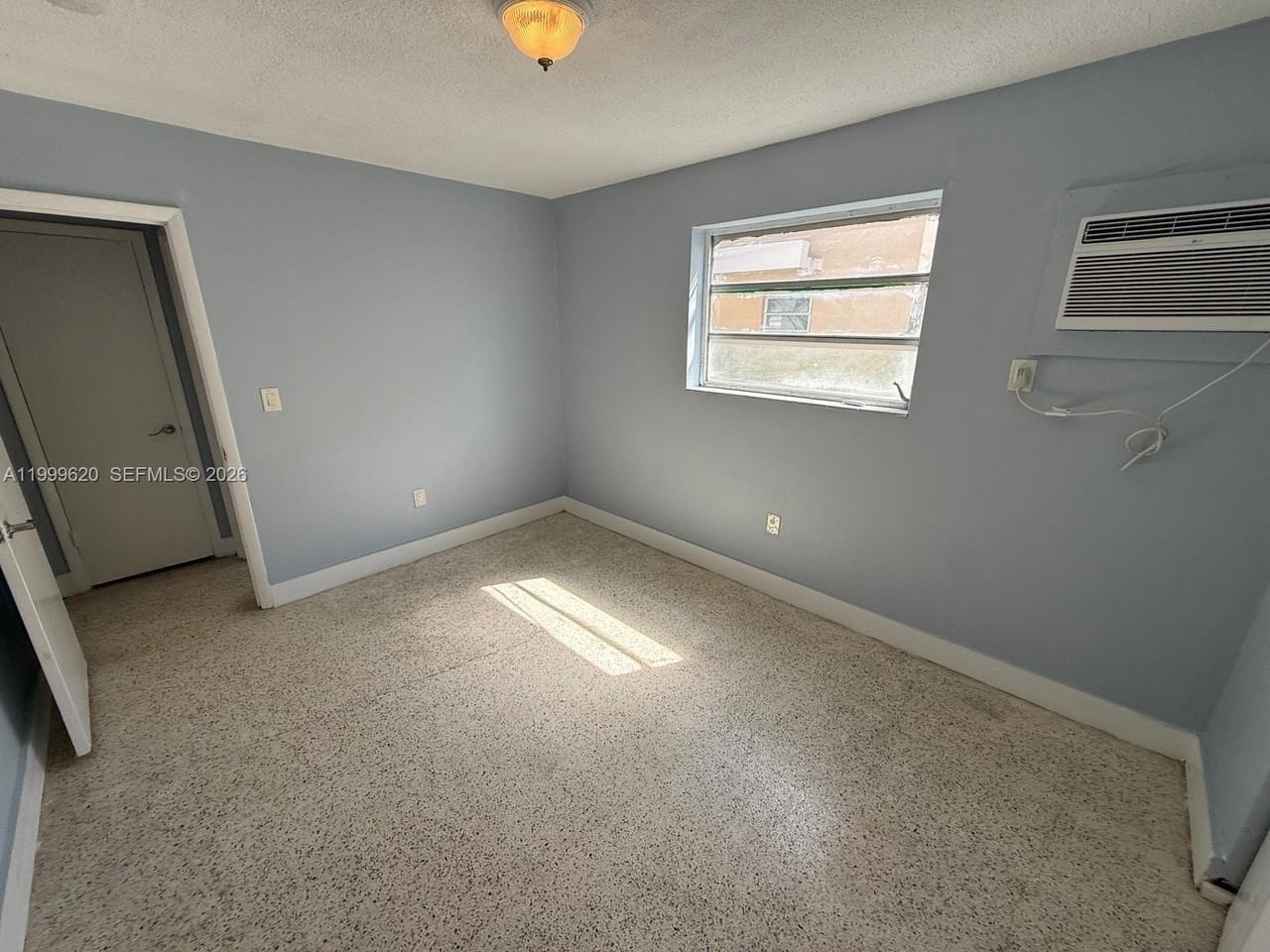 1646 Nw 2nd St #2 - Photo 4 of 8