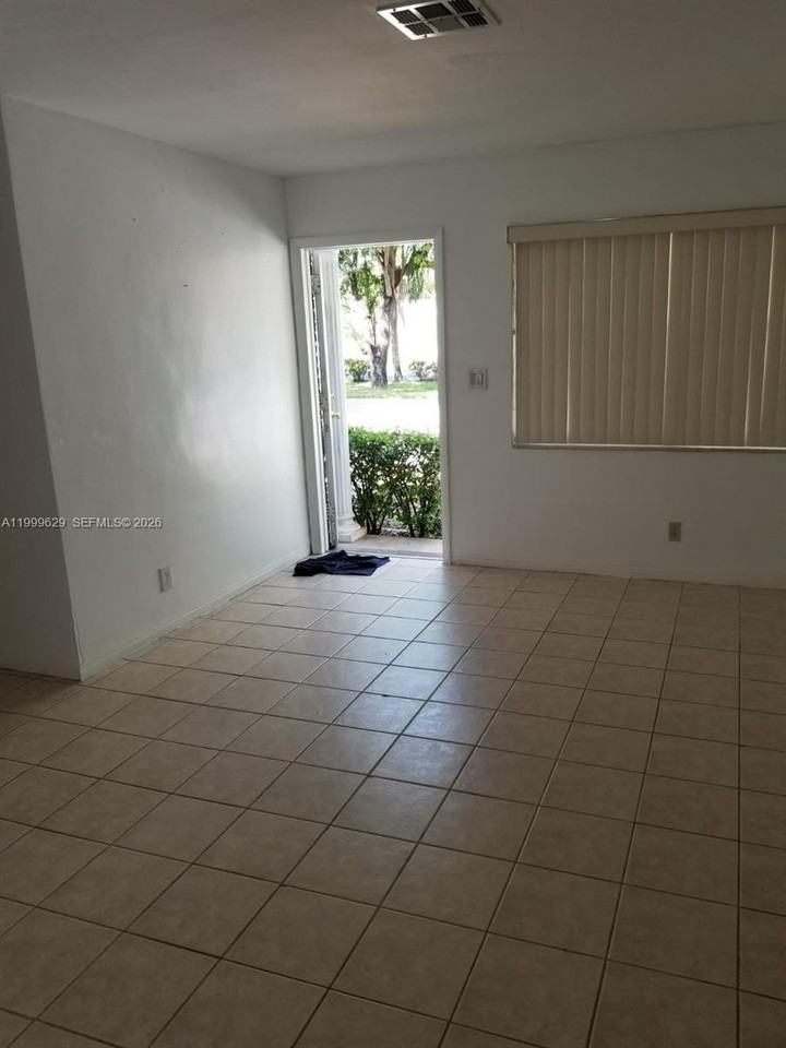 701 Nw 1st St #19 - Photo 4 of 12