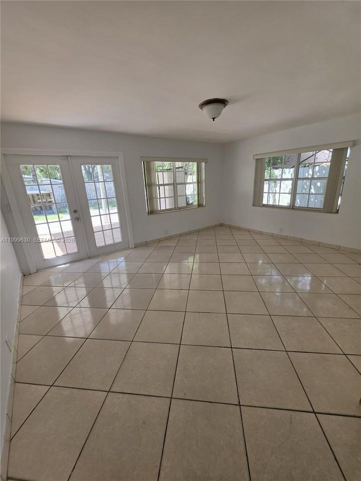 5720 Douglas St - Photo 7 of 15