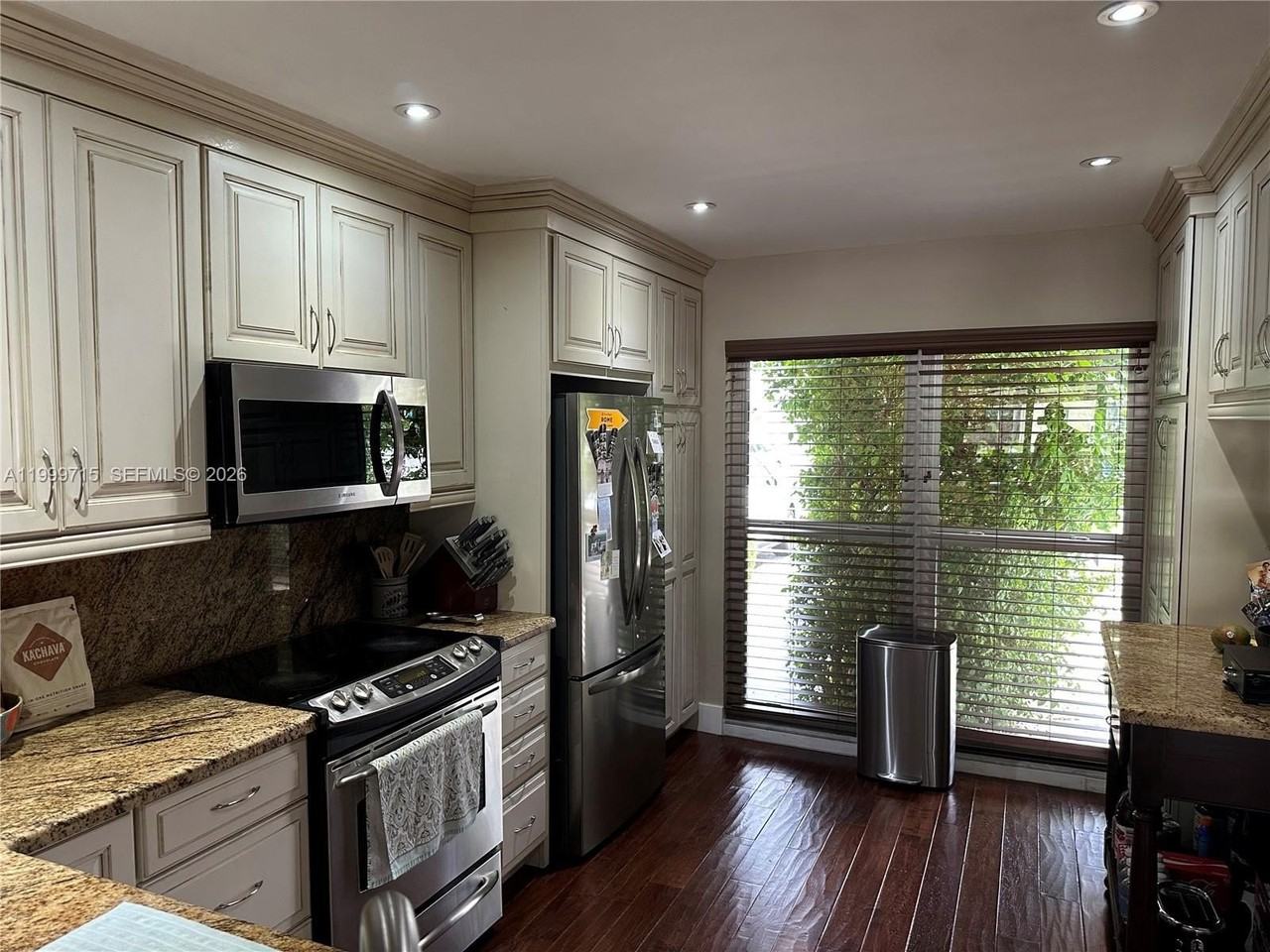 925 Ne 26th Ave #925 - Photo 4 of 31