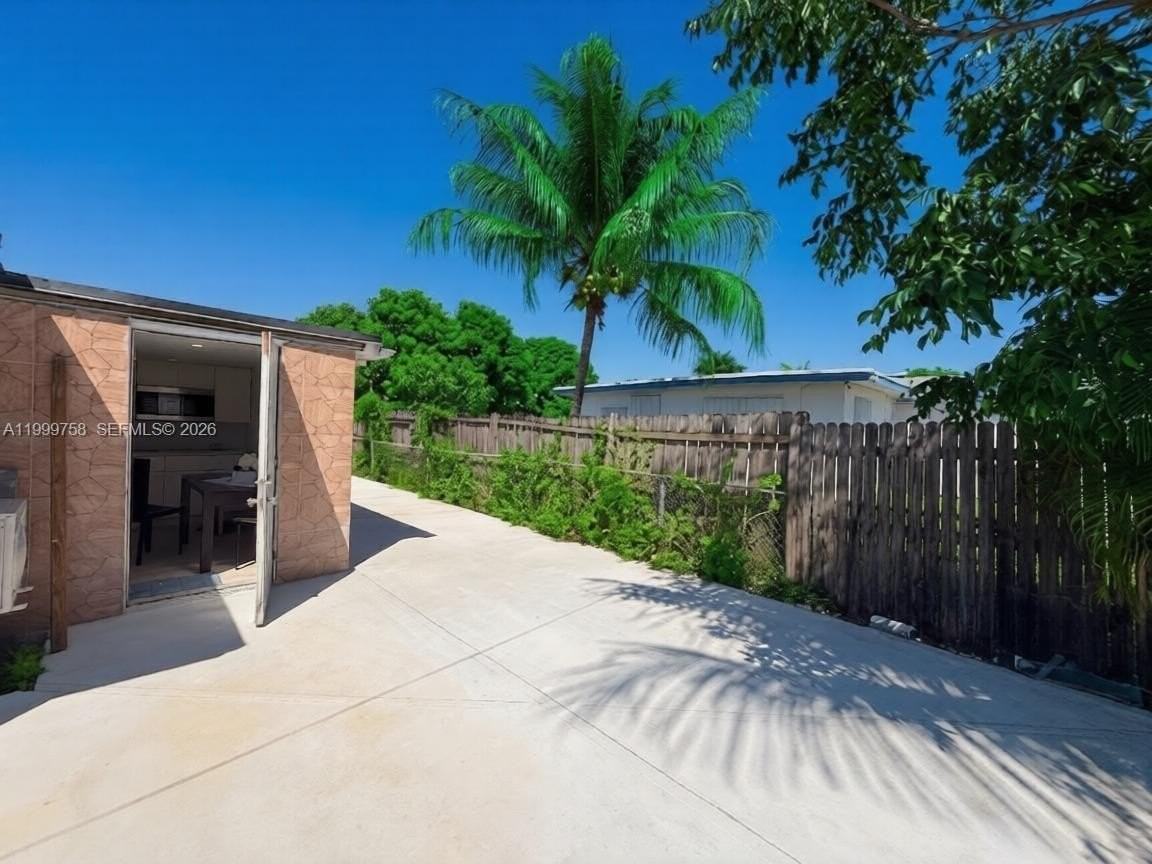 15841 Nw 18th Pl #B - Photo 3 of 5