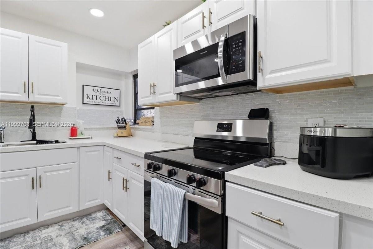 7551 Polk St - Photo 6 of 39