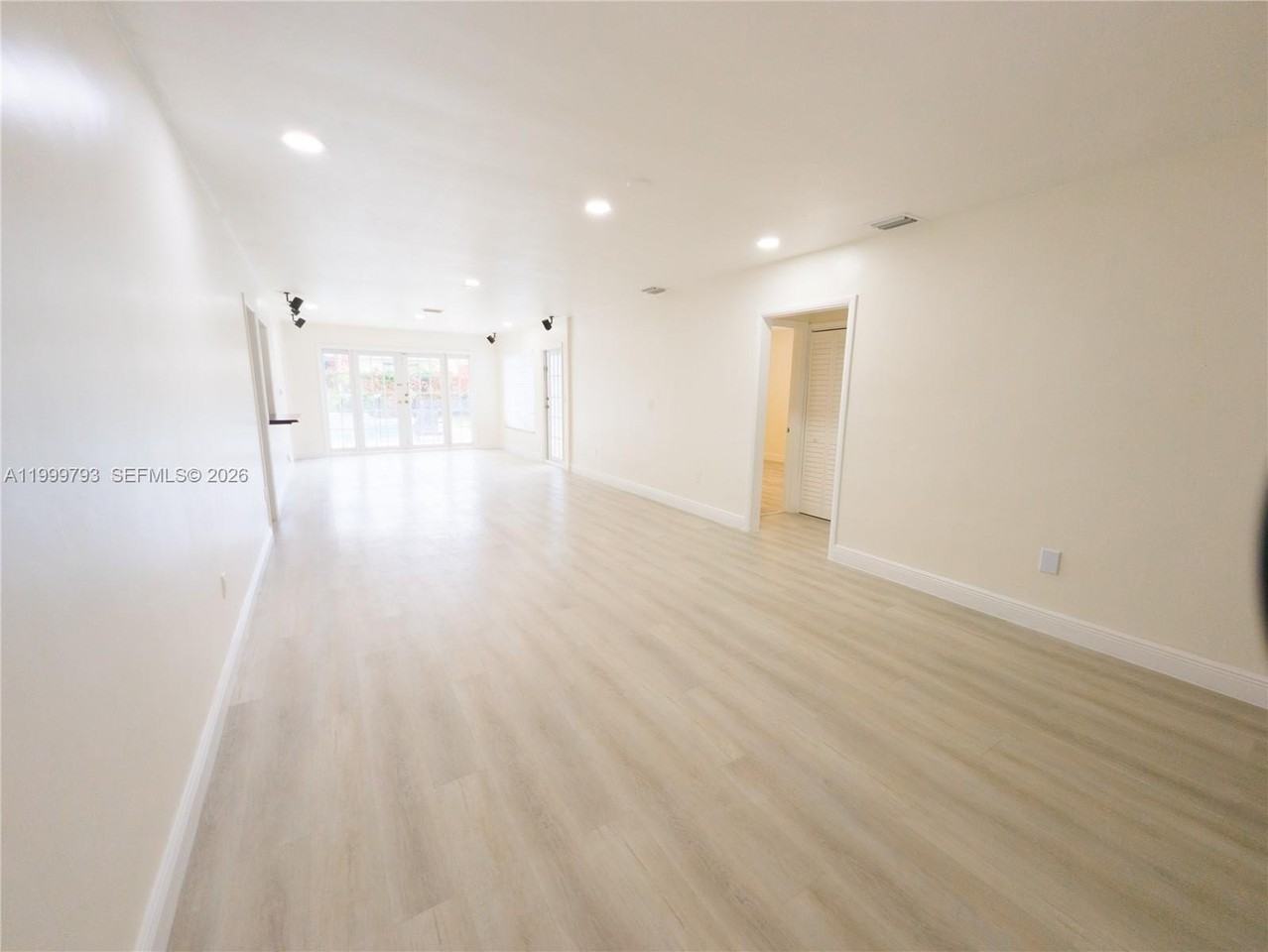 5781 Sw 25th St - Photo 4 of 17