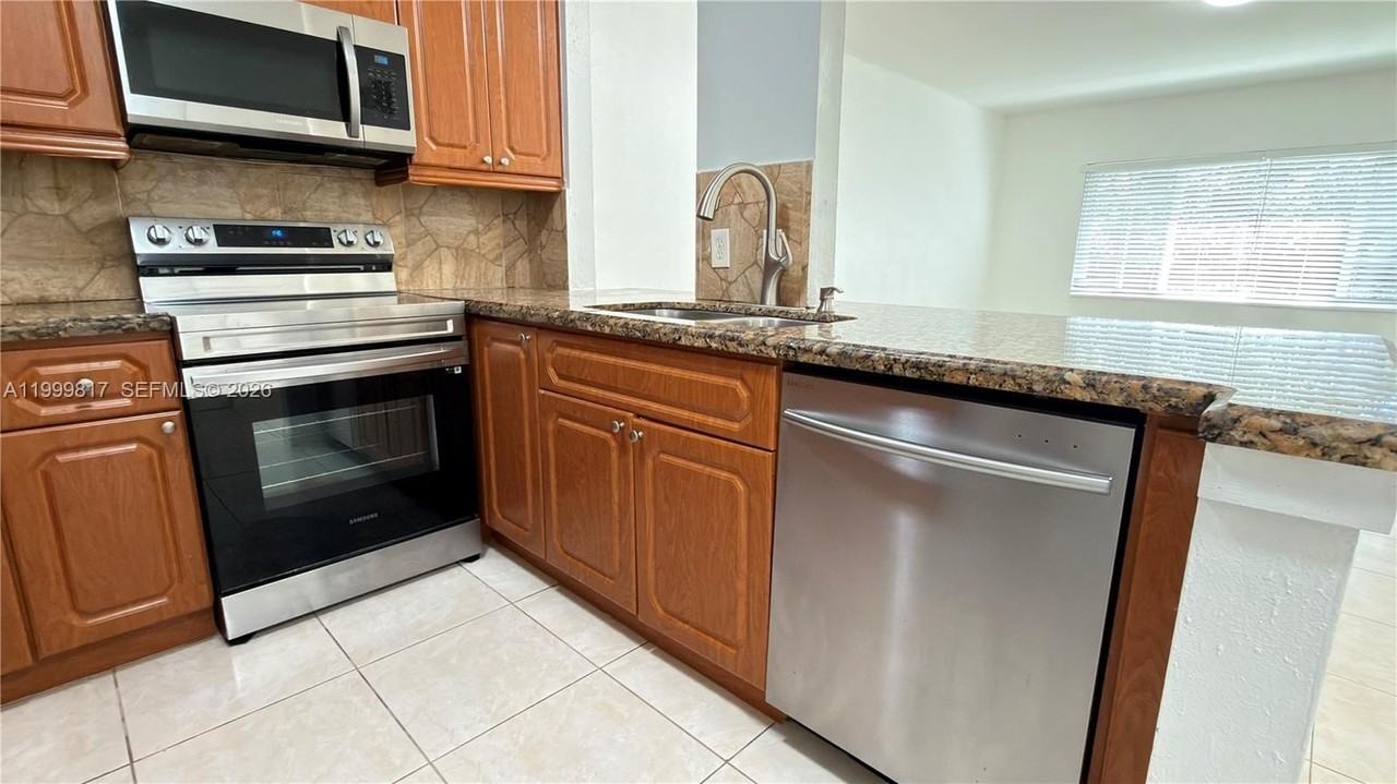 403 Sw 148th Ave #3B - Photo 4 of 39