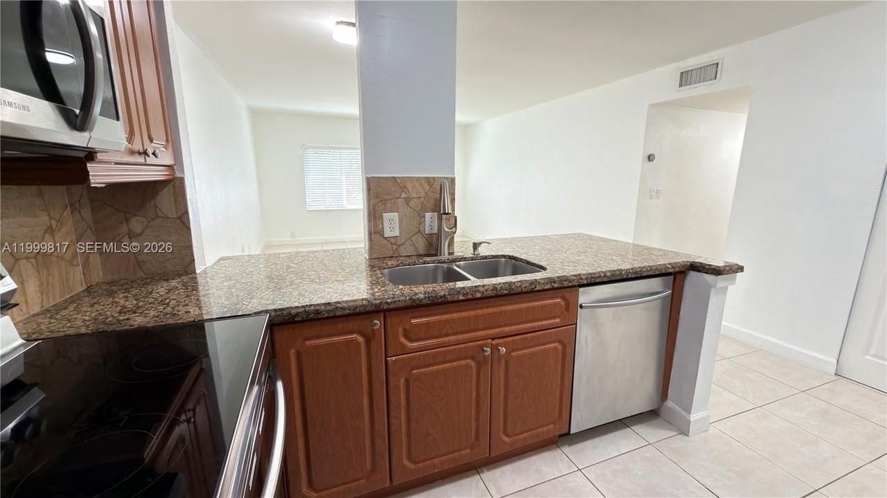 403 Sw 148th Ave #3B - Photo 5 of 39