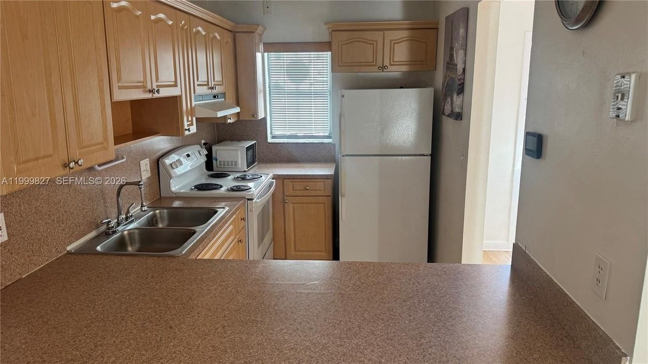 2319 W 60th St #D203 - Photo 5 of 15