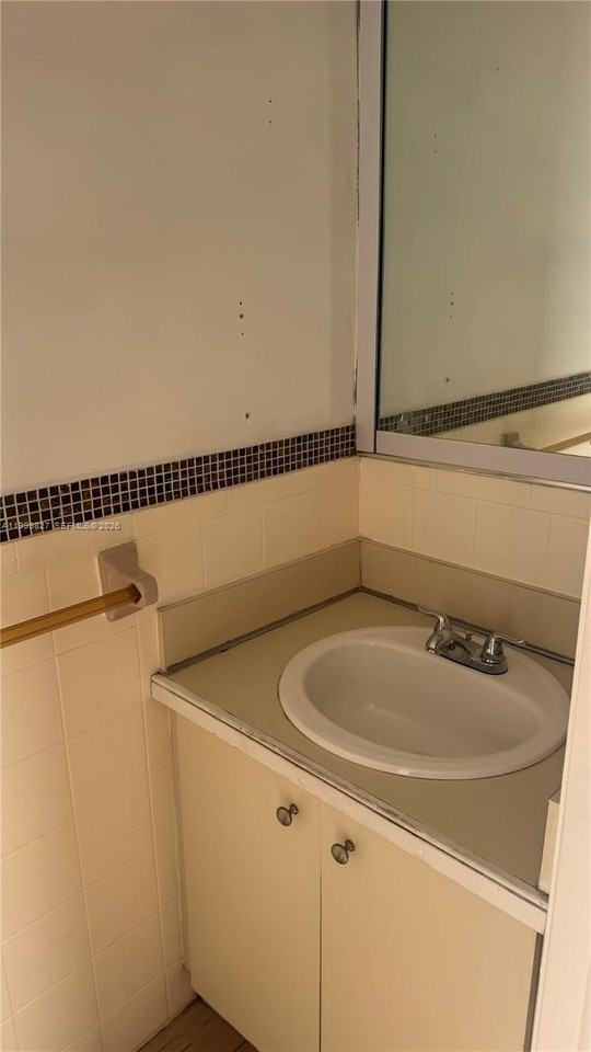 2319 W 60th St #D203 - Photo 7 of 15