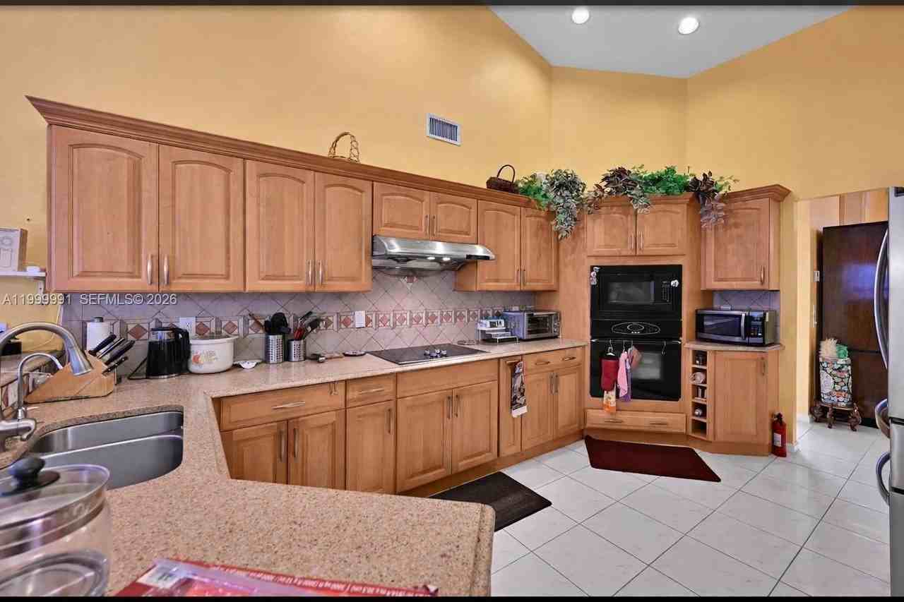 5200 Nw 67th Ave - Photo 7 of 23