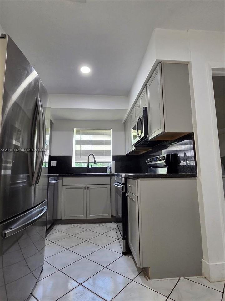 400 Ne 142nd St - Photo 3 of 16