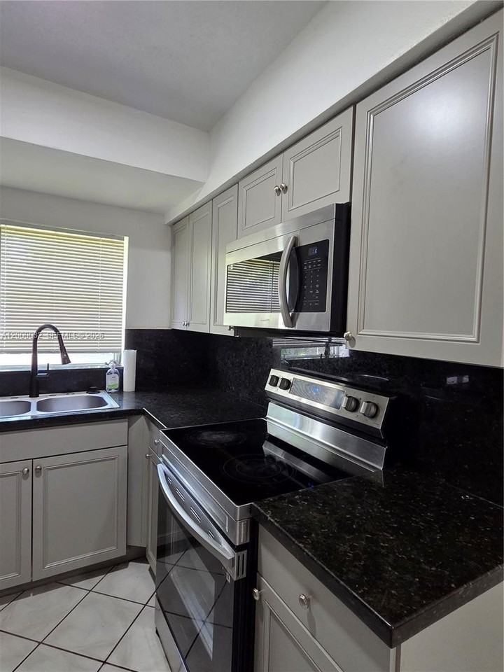 400 Ne 142nd St - Photo 4 of 16