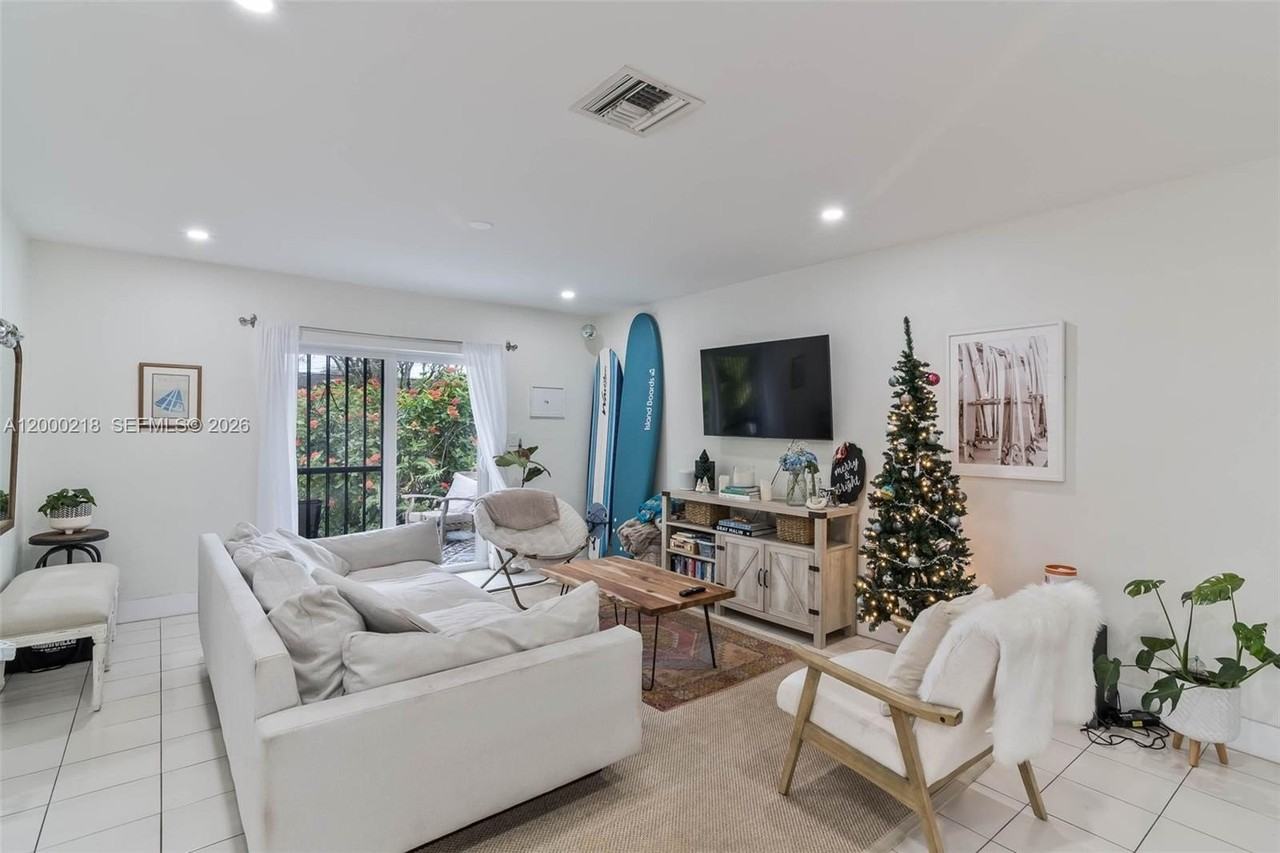 970 Benevento Ave #970 - Photo 3 of 20