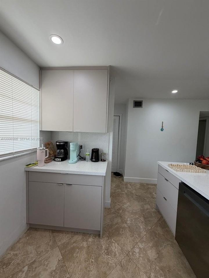 219 Ne 14th Ave #101 - Photo 2 of 29
