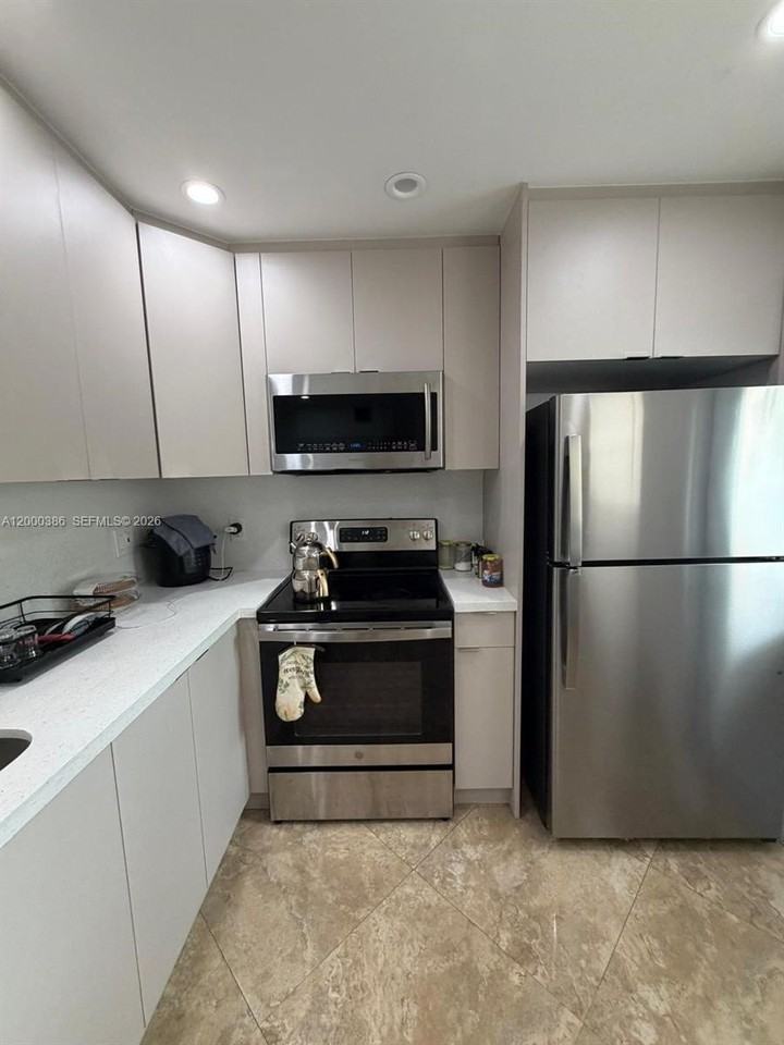 219 Ne 14th Ave #101 - Photo 3 of 29