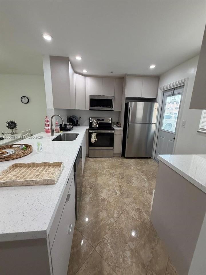 219 Ne 14th Ave #101 - Photo 4 of 29
