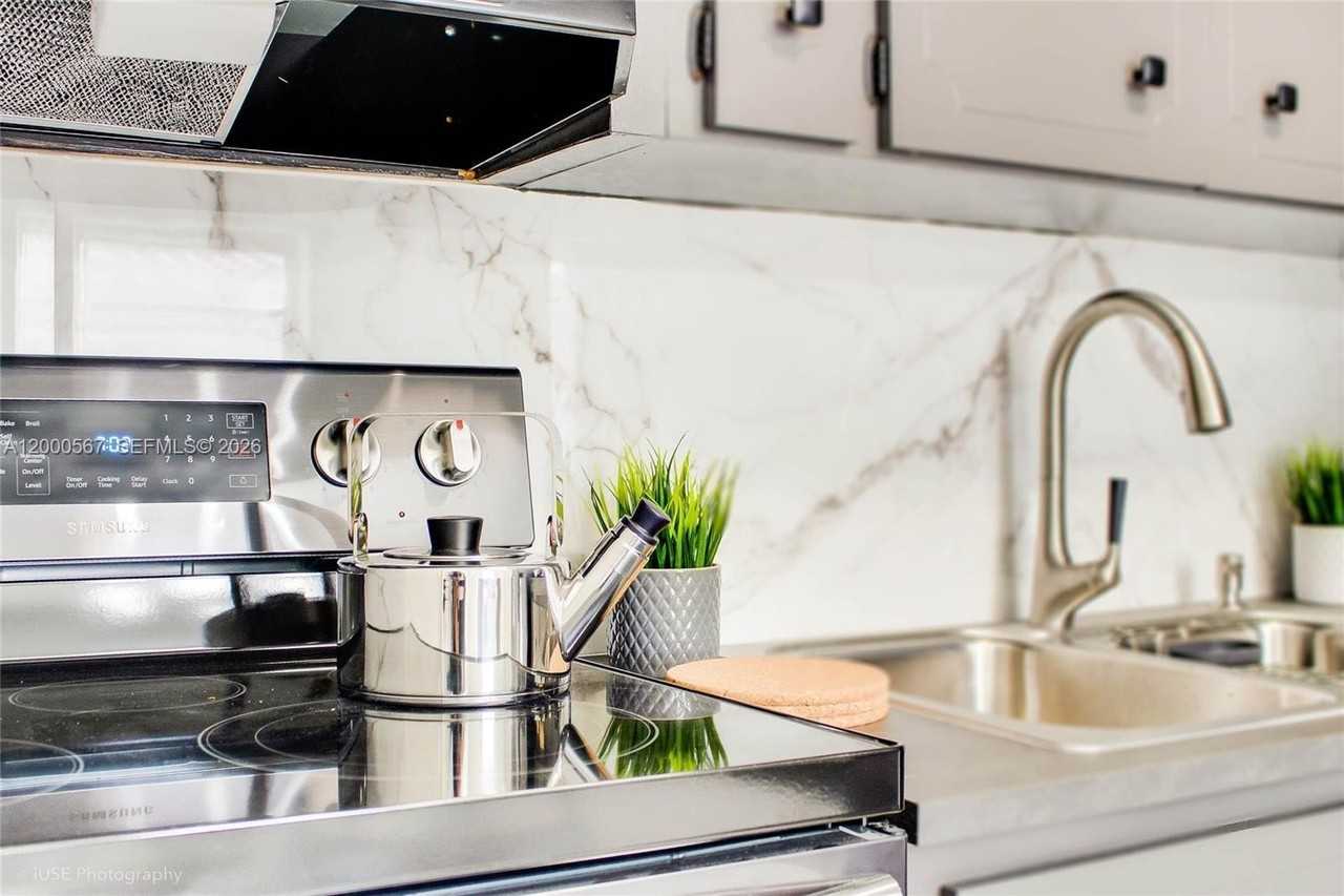 755 Nw 43rd St - Photo 2 of 24