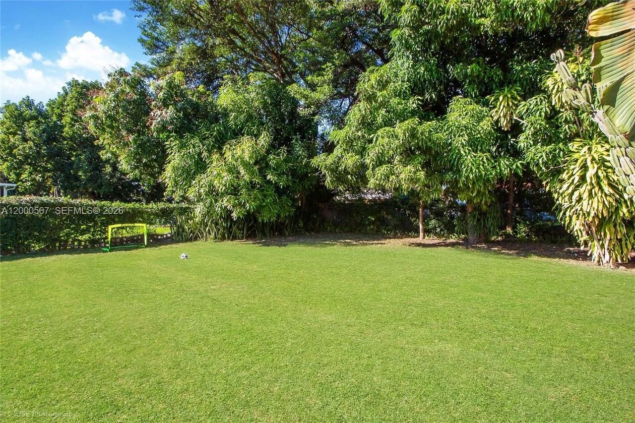 755 Nw 43rd St - Photo 5 of 24