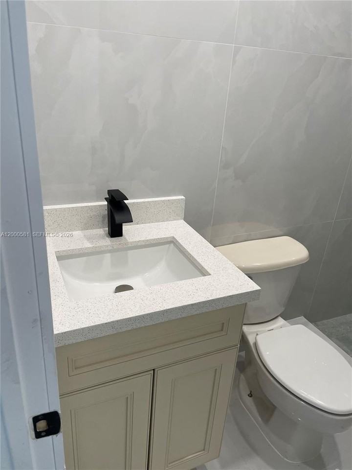 2350 Sw 26th Ln - Photo 4 of 12