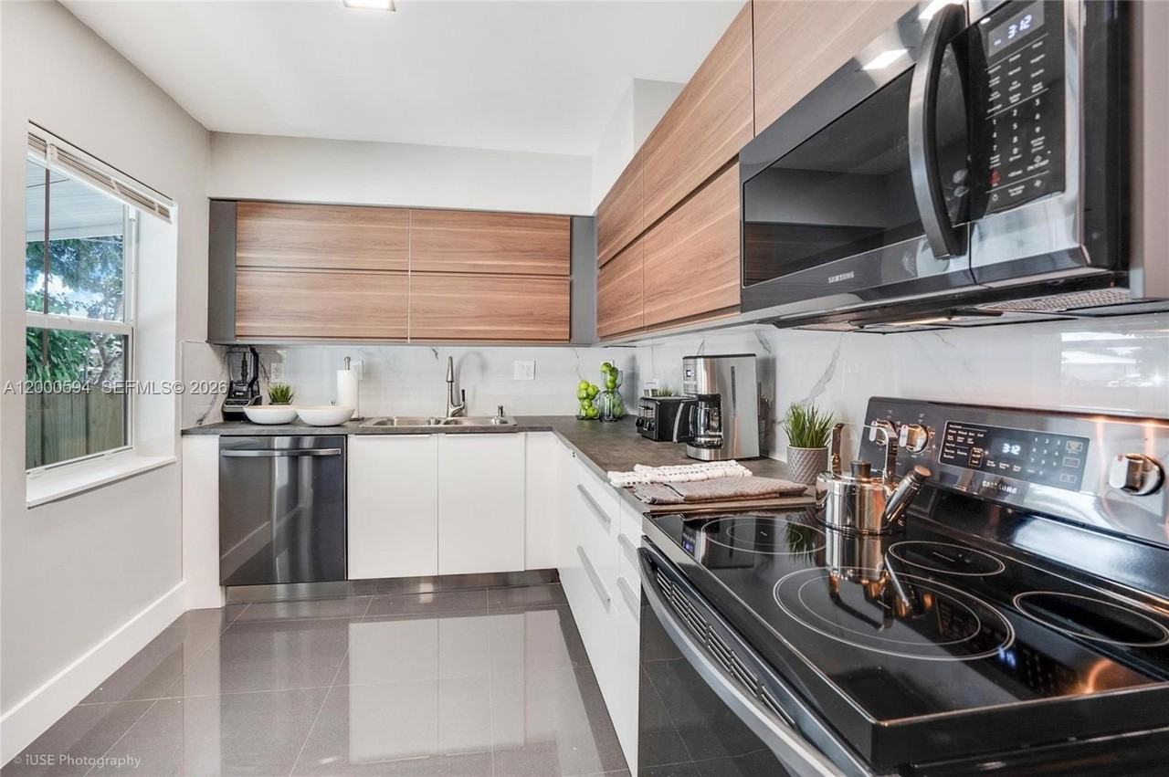 2990 Nw 50th St - Photo 2 of 27