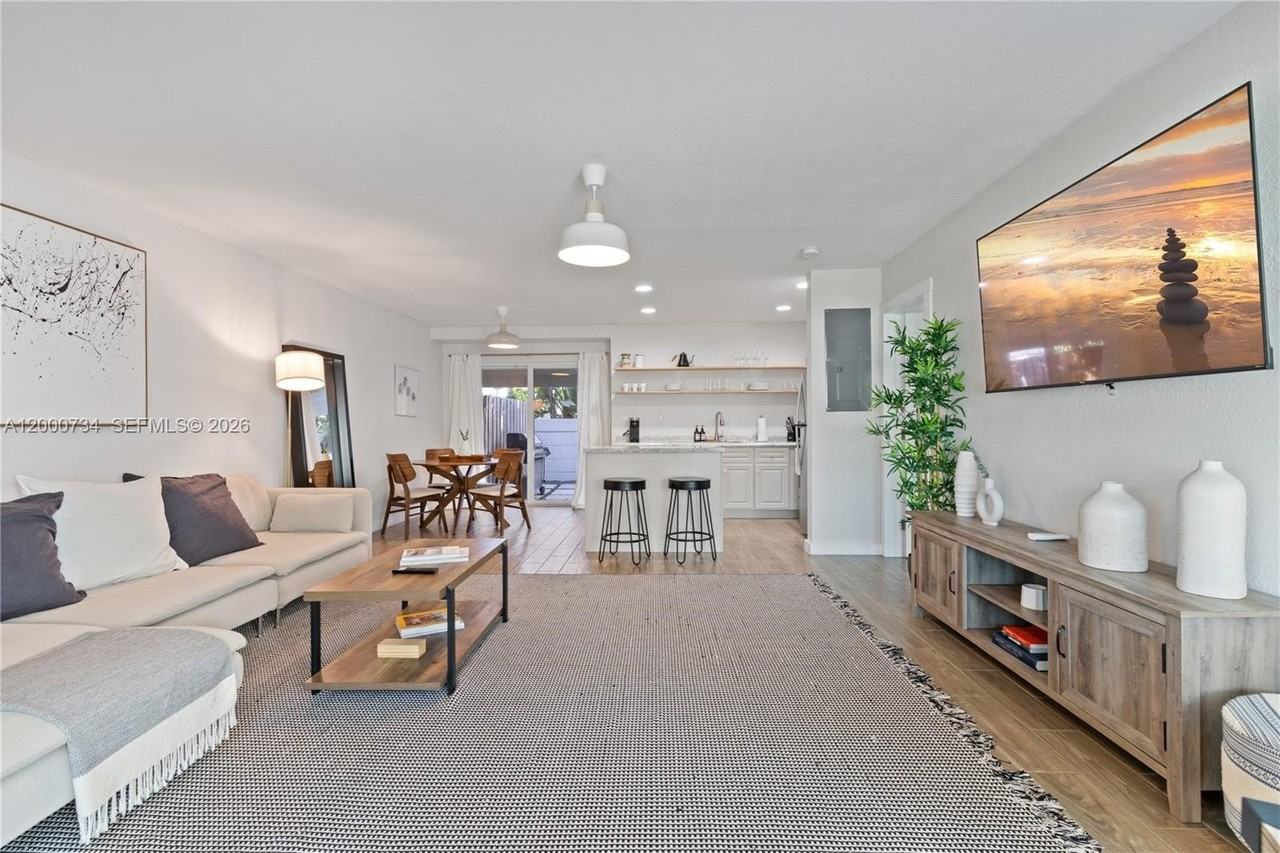 300 Sw 23rd St #2 - Photo 3 of 16