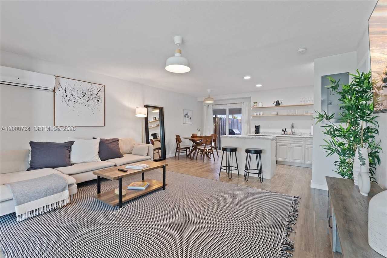 300 Sw 23rd St #2 - Photo 4 of 16