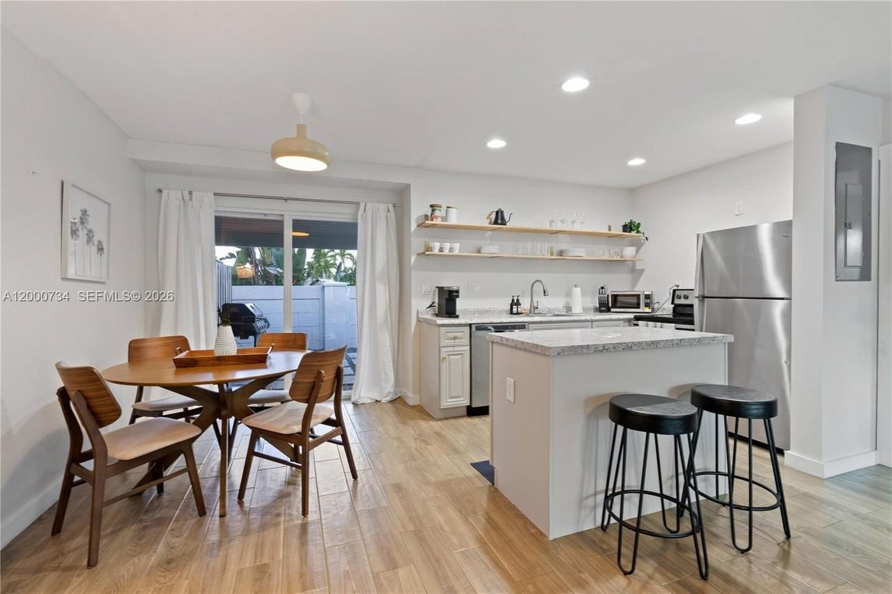 300 Sw 23rd St #2 - Photo 6 of 16