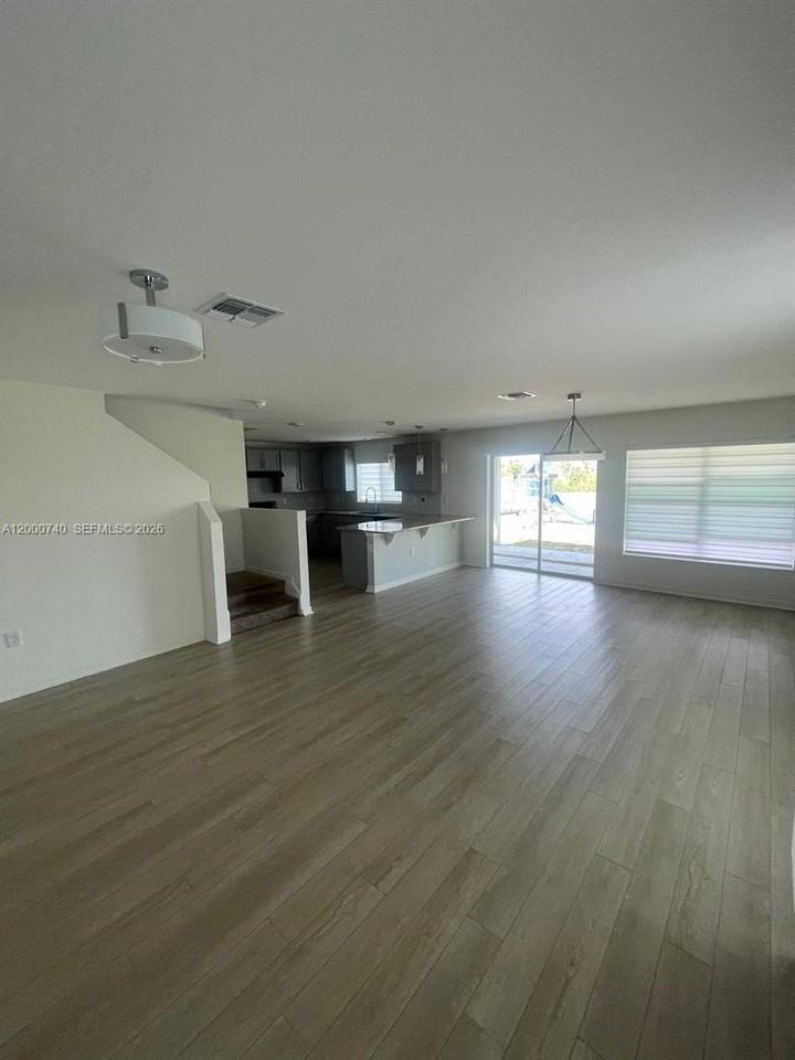 594 Preserve Pointe Blvd - Photo 4 of 24