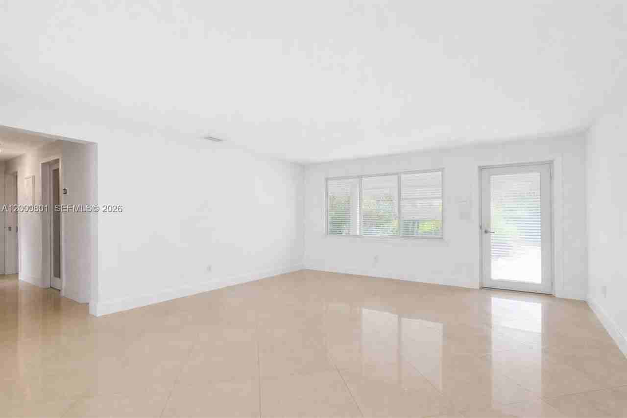 417 Ne 29th St - Photo 7 of 37