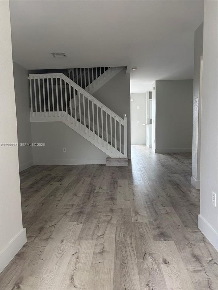 10947 Nw 79th St - Photo 2 of 17