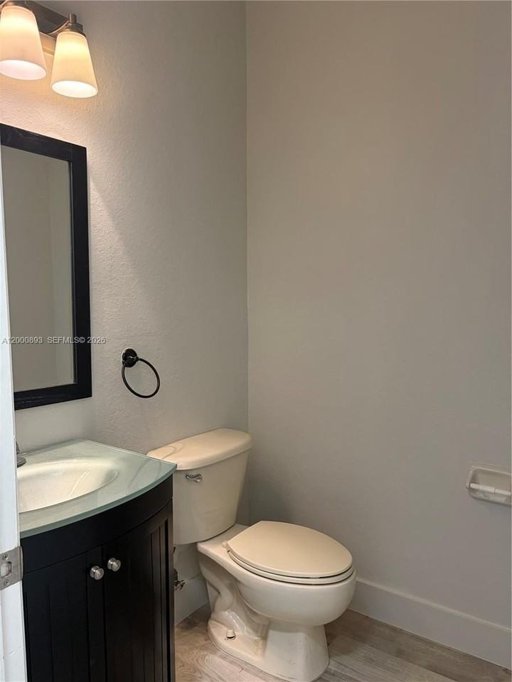 10947 Nw 79th St - Photo 3 of 17