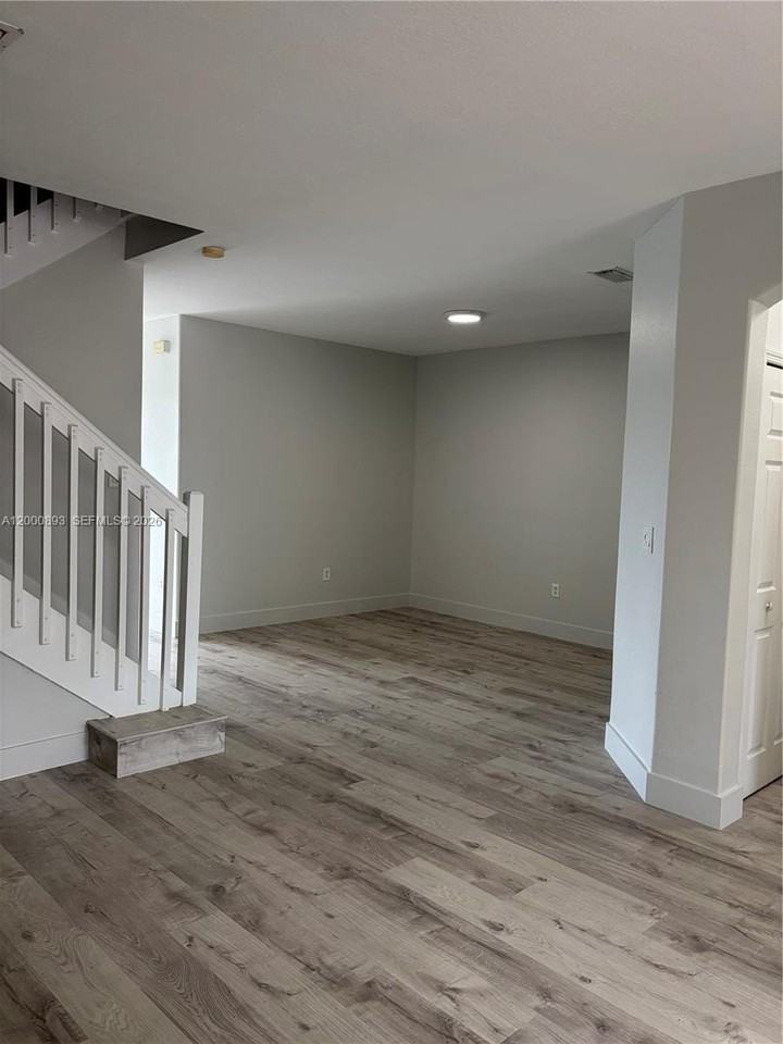 10947 Nw 79th St - Photo 4 of 17