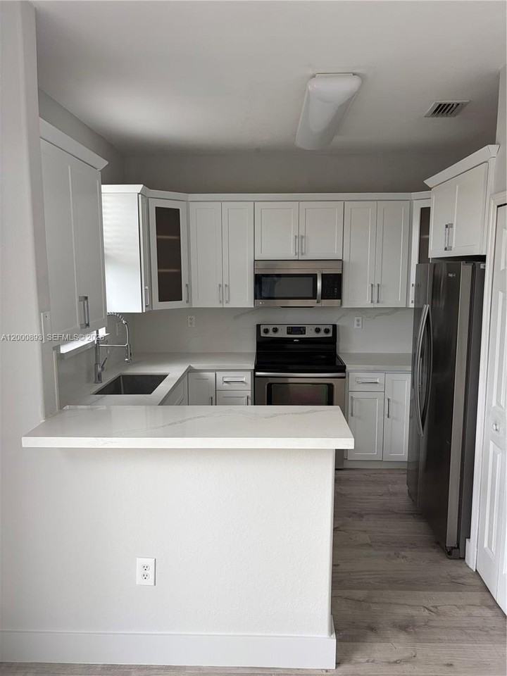 10947 Nw 79th St - Photo 5 of 17