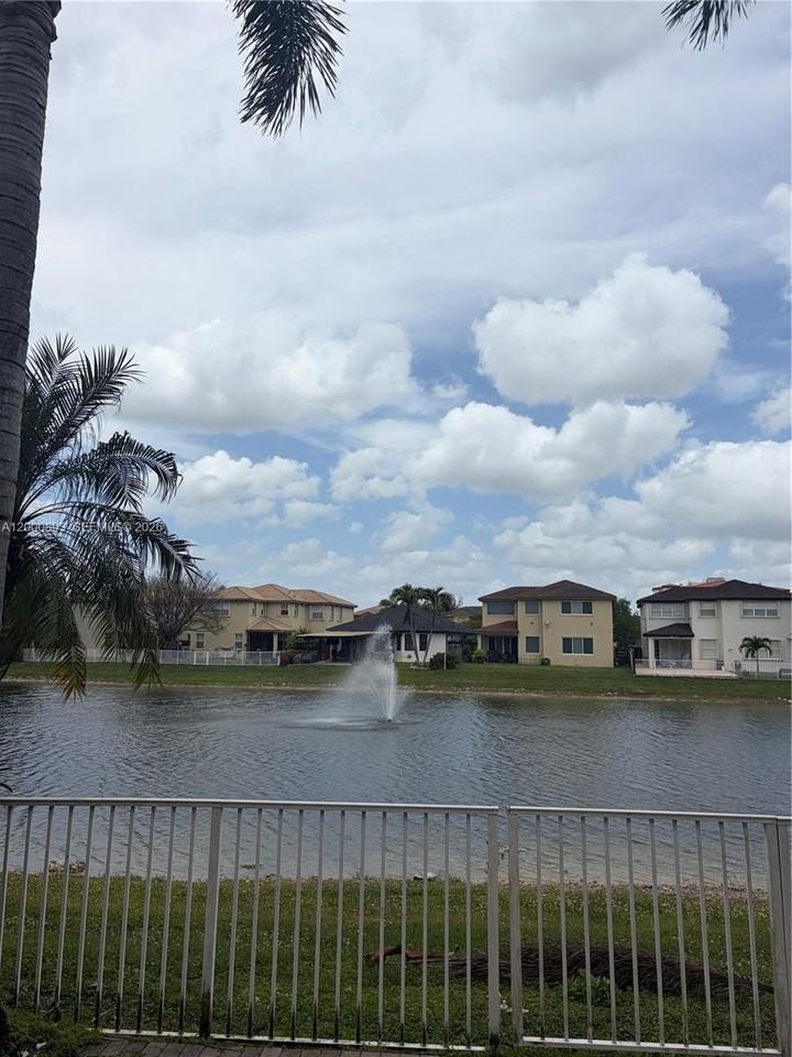 10947 Nw 79th St - Photo 6 of 17