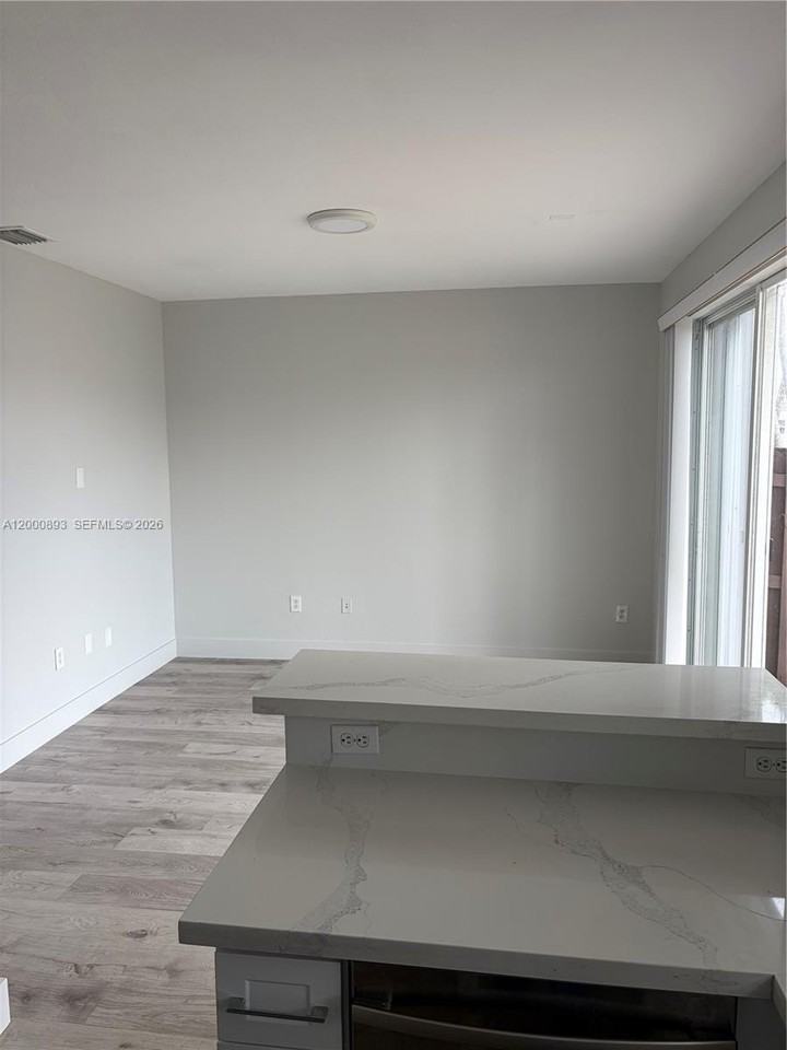 10947 Nw 79th St - Photo 7 of 17